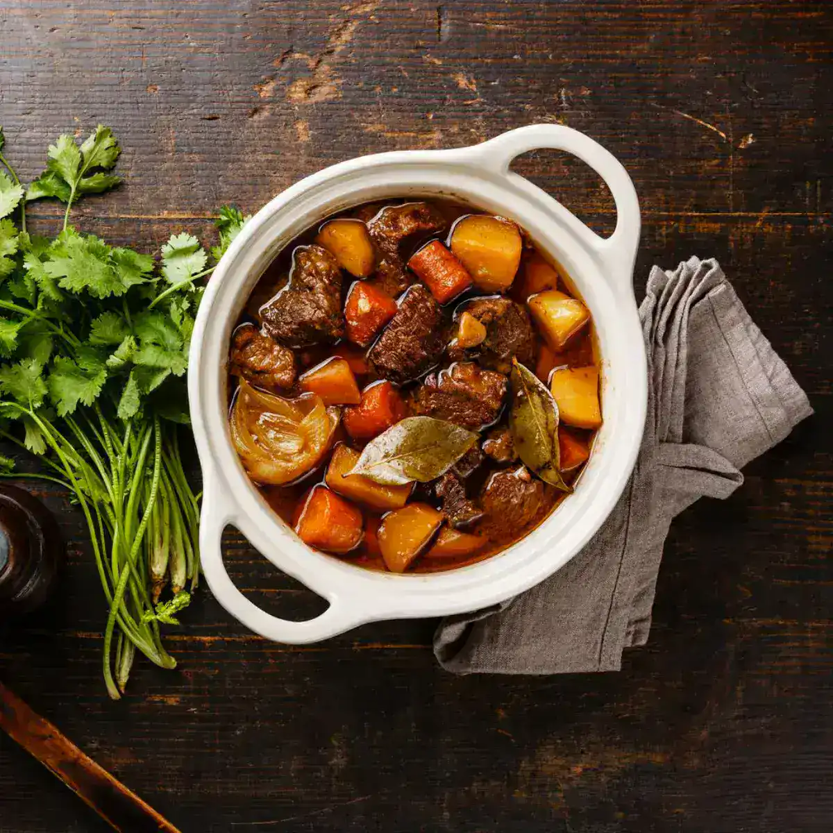 Boeuf bourguignon recette grand-mere mijoté dans une cocotte en fonte