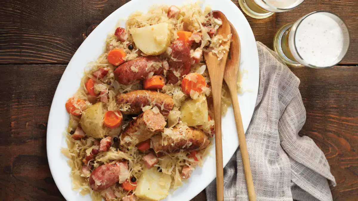 Choucroute grand-mere alsacienne avec saucisses et poitrine fumee
