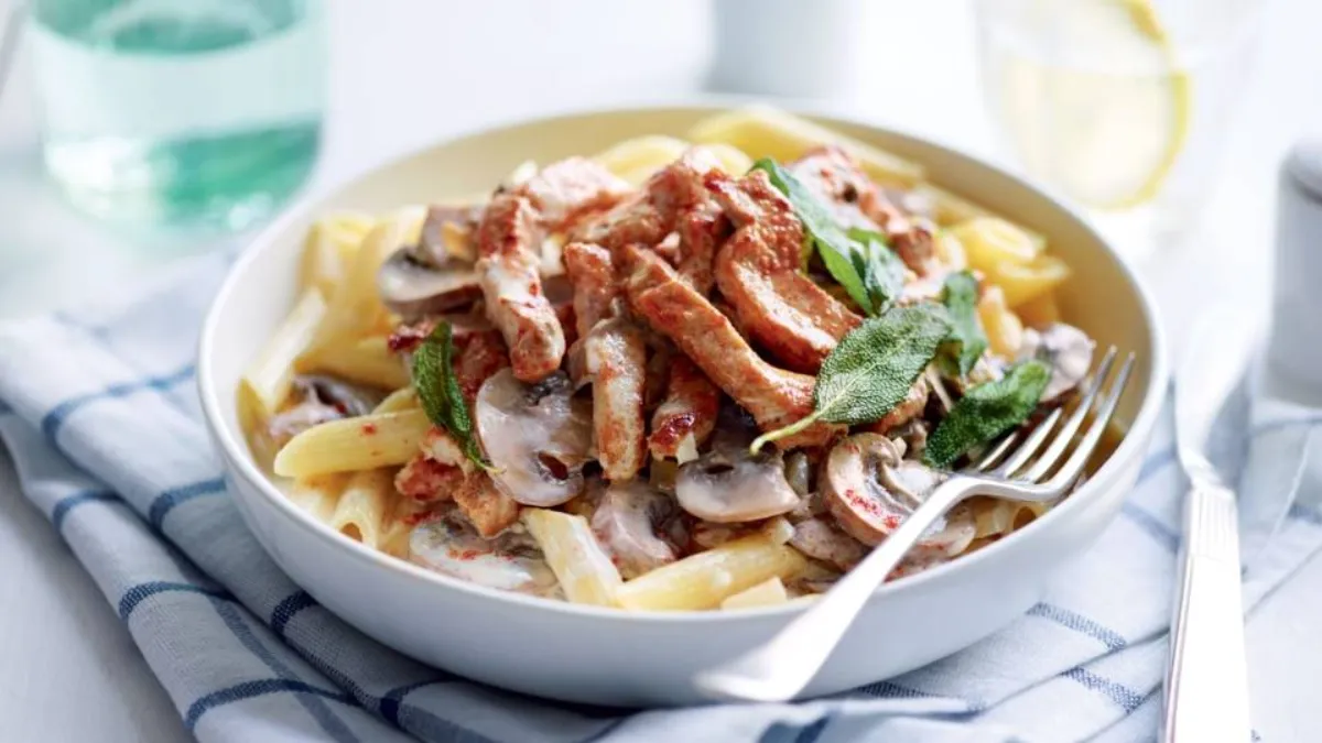 Emince de porc a la creme avec sauce champignons dans une poele